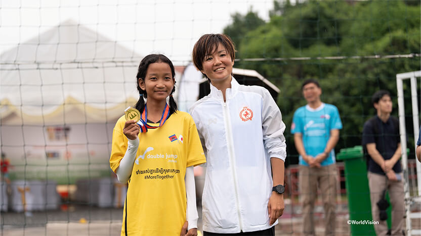 市川選手（左）とキャンプに参加したユース