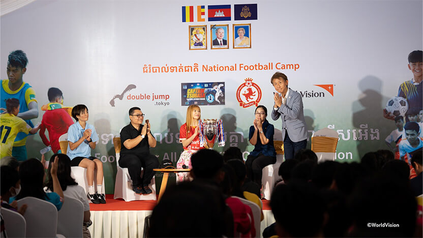 セレモニーの様子。左から市川選手、ワールド・ビジョン・カンボジア事務局長、プノンペン・クラウンFCオーナー、在カンボジア日本国大使館池邑様、JICAカンボジア事務所柳川様