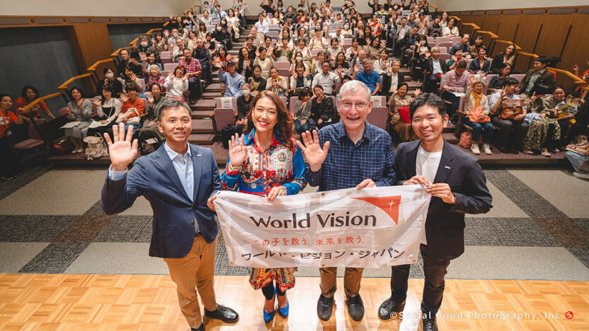 左からWVJ望月スタッフ、LiLiCoさん、トニー・リナウド、WVJ松岡スタッフ