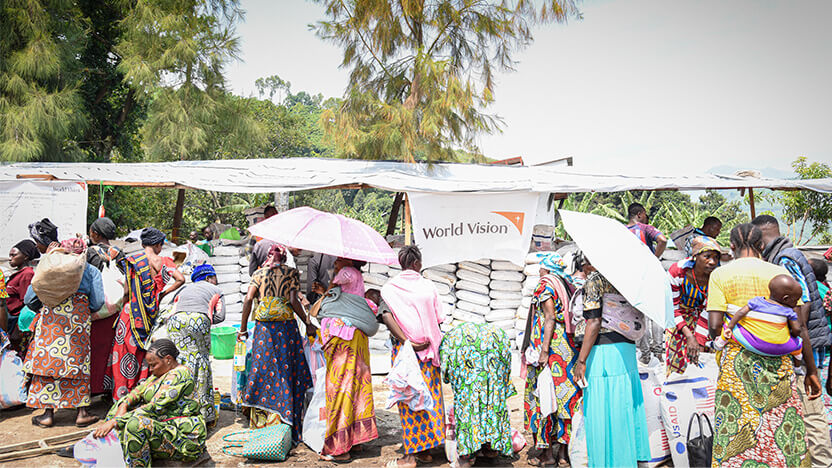 コンゴ民主共和国東部、戦闘激化したマシシを着の身着のままで逃れ、ミノヴァの国内避難民支援センターに到着した人々への食糧支援の様子（2025年1月11日）