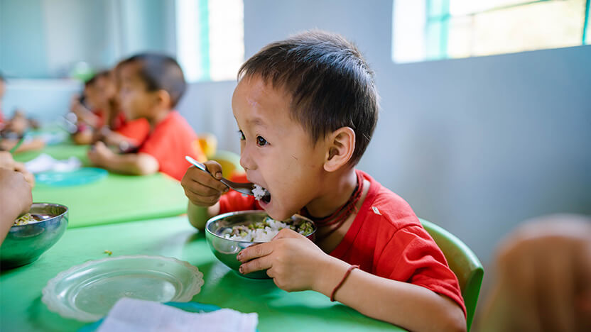 給食を食べる園児