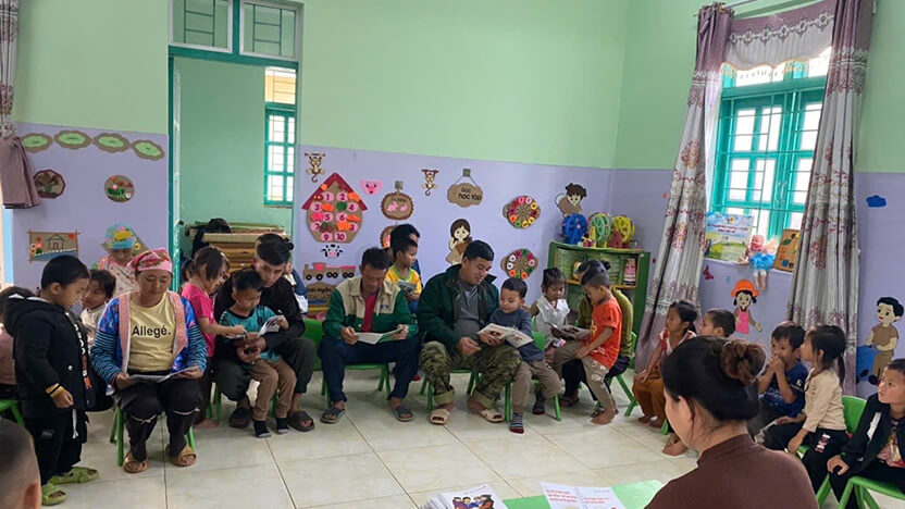 12月、研修を受講した教員による保護者向け子どもの栄養・健康管理の啓発セッションの様子。ハンドブックを使用（幼稚園）