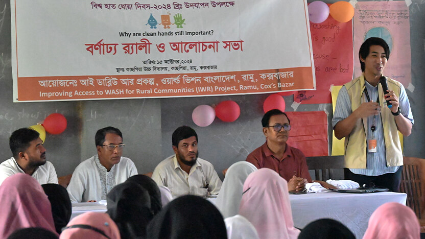 支援地域で「世界手洗いの日」の啓発活動の際にスピーチする筆者