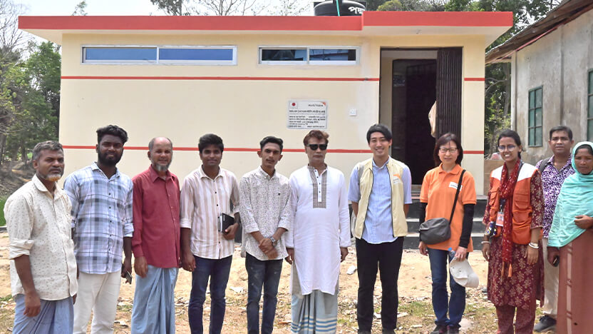 事業で建設した学校トイレを政府関係者が訪問した際の様子