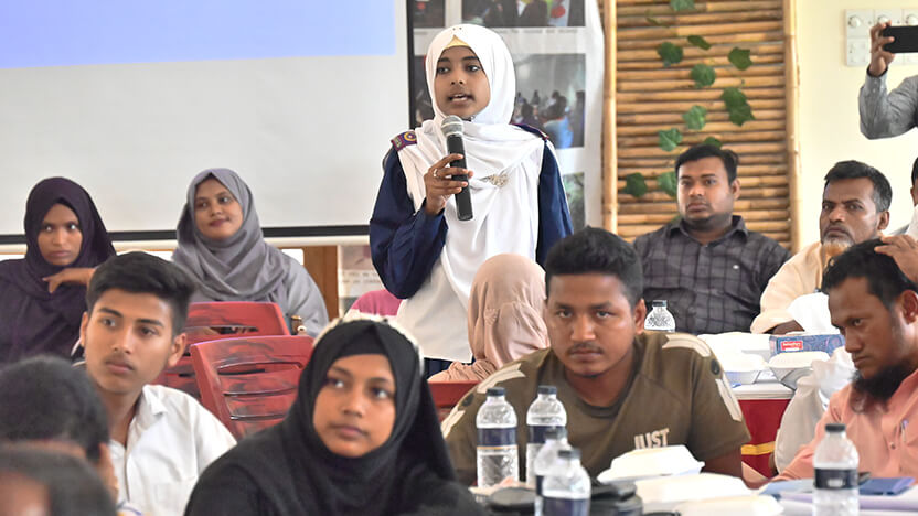 事業活動からの学びをシェアする女子学生