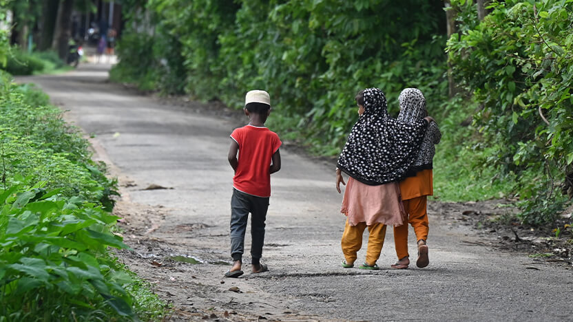 支援地域の子どもたち。仲睦まじい様子を見て、思わず後ろ姿をパシャリ。