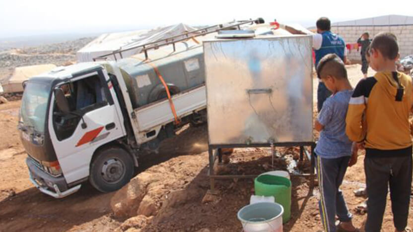 給水の順番待ちをする国内避難民キャンプの子どもたち