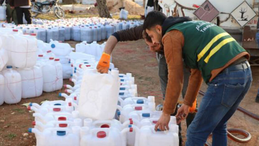 地震発生後の緊急支援で暖房用の燃料を配布しようとしているスタッフ