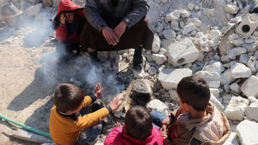 寒い冬、暖を取る人々