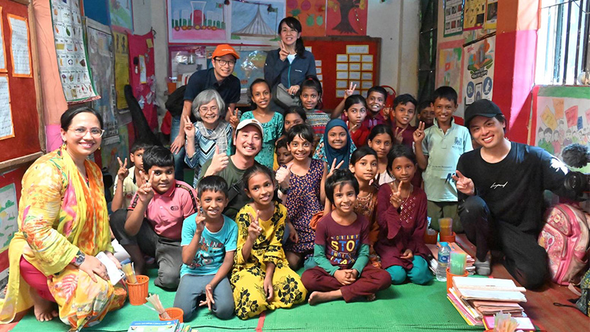 ワールド・ビジョンが支援する子どもたちとともに（オレンジ色のキャップをかぶっているのが筆者）