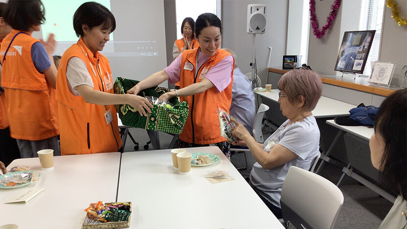 サプライズプレゼントはルワンダからスタッフが持ち帰ったもの