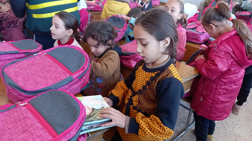 生徒たちへの学用品支給