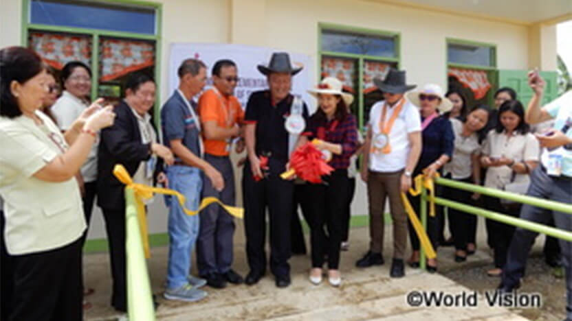 テープカットを行うMMPC丸山副社長（中央）、来賓の方々、WVDFのジュン資金調達部長