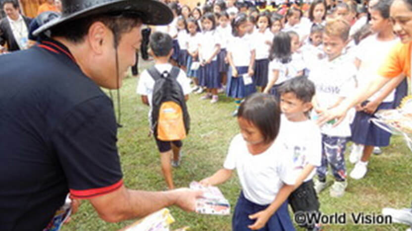 児童全員へ文房具を手渡しで贈呈