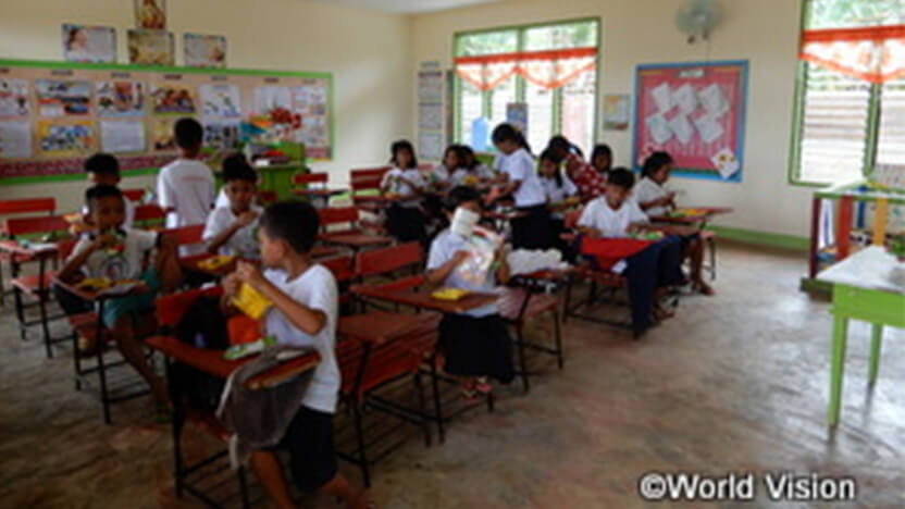 窓や電気設備も整った明るく快適な新校舎の教室