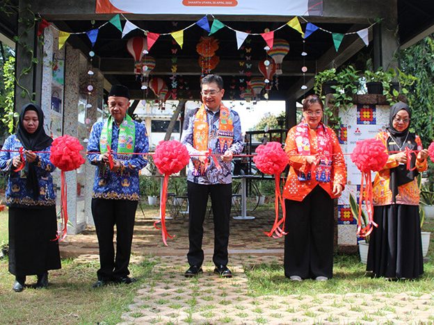 学習センター前でリボンカット