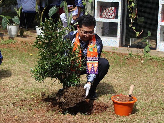 記念植樹をする様子