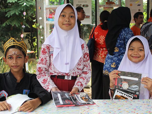 屋外学習センターを使用する子どもたちの様子