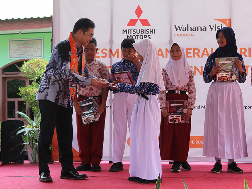 生徒へ学用品を贈呈する様子