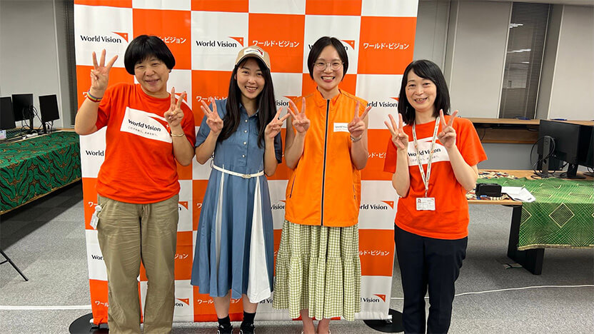 2023年9月の「WVカフェ in 東京」でWVJスタッフのお二人と撮影 (左から2人目が筆者、隣は当日初めて会ったチャイルド・スポンサー)