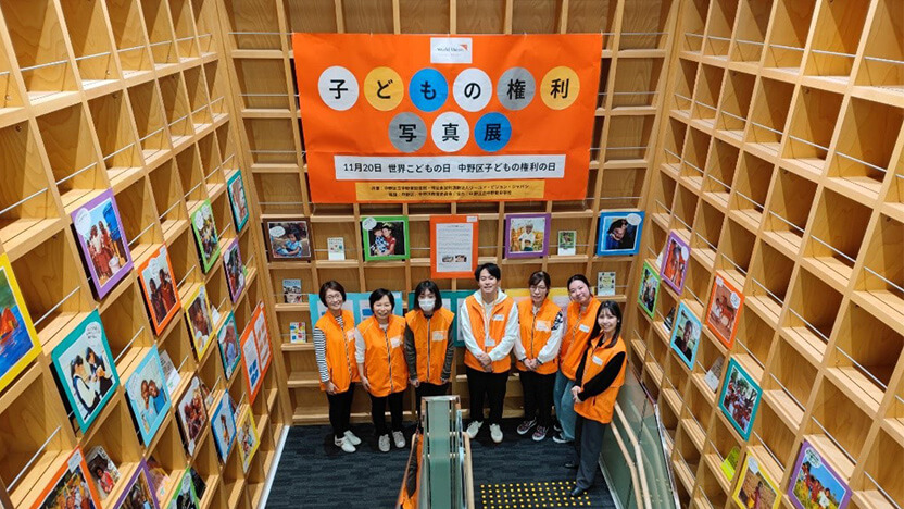「子どもの権利」を広く伝える写真展の準備を担当（一番右が筆者）