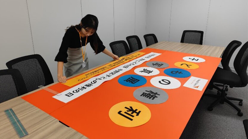 展示のタイトルを制作する筆者