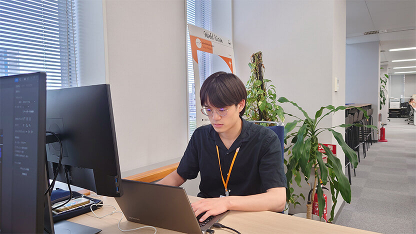 オフィスで働いている時の様子