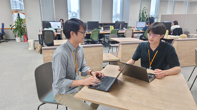 スタッフの浜崎さん(左)とミーティング中の筆者(右)