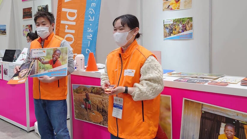 東京マラソンEXPO 2023のボランティアに参加！桑原スタッフとチラシ配り中の筆者