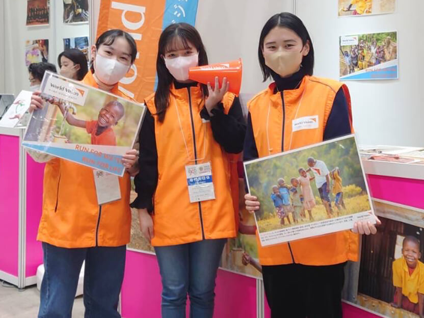 東京マラソンEXPO 2023で集合したインターンの筆者、小西さん、河東さん