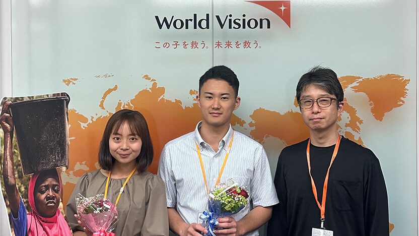 インターン期間中に温かくサポートしてくれた長下部スタッフと、最終日に記念の1枚(写真左：田中、中央：畑)