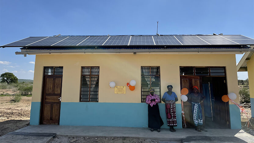 ソーラーパネルが設置された出産棟