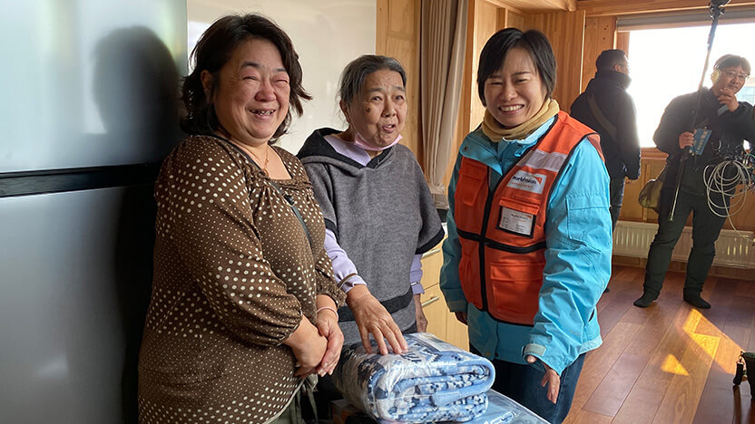 最初の入居者の方、ご家族とWVJ高橋スタッフ(右)