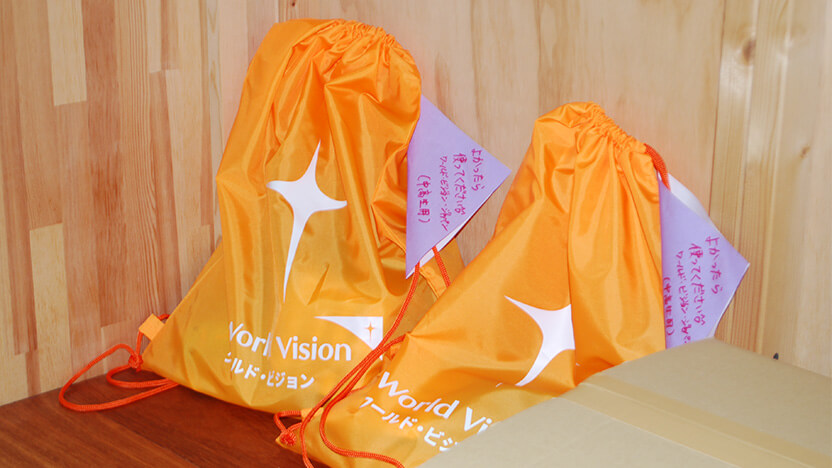 お子さま向けに文房具などのプレゼントを年齢別の内容で準備し、手書きのメッセージを添えてお届けしました