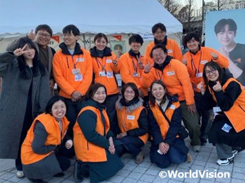 支援の輪を広げてくださり有難うございます。感謝を表すワールド・ビジョン・ジャパン・ブースのスタッフ