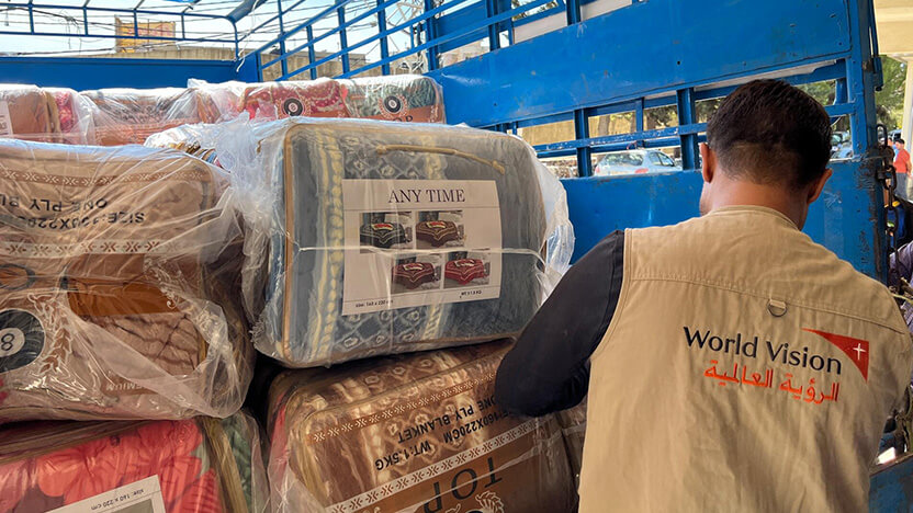 避難を強いられた人々への食料、衛生用品を準備するワールド・ビジョン・スタッフ