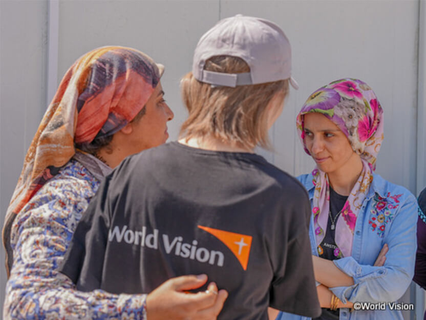 避難生活を送る女性と語らうWVJ事務局長木内真理子(2023年9月トルコ南部)