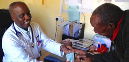 医師となったジョンさん（ケニア）