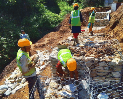 土留めとして使う蛇篭（じゃかご：金属の網に石を詰めたもの）を1個提供（ネパール）