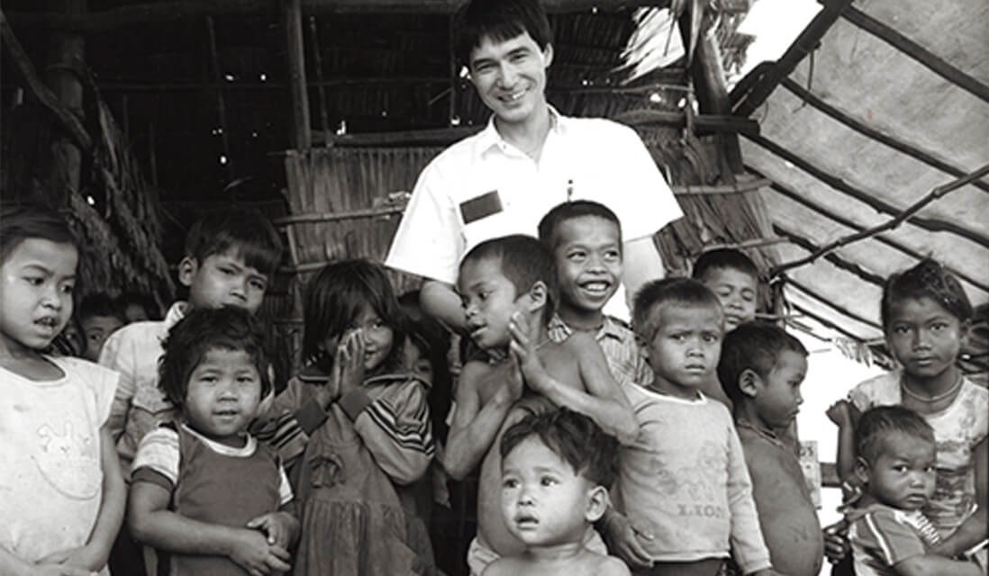 内戦中のカンボジアへ支援を開始