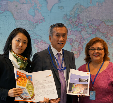 提言を提出する柴田スタッフとアレリススタッフ