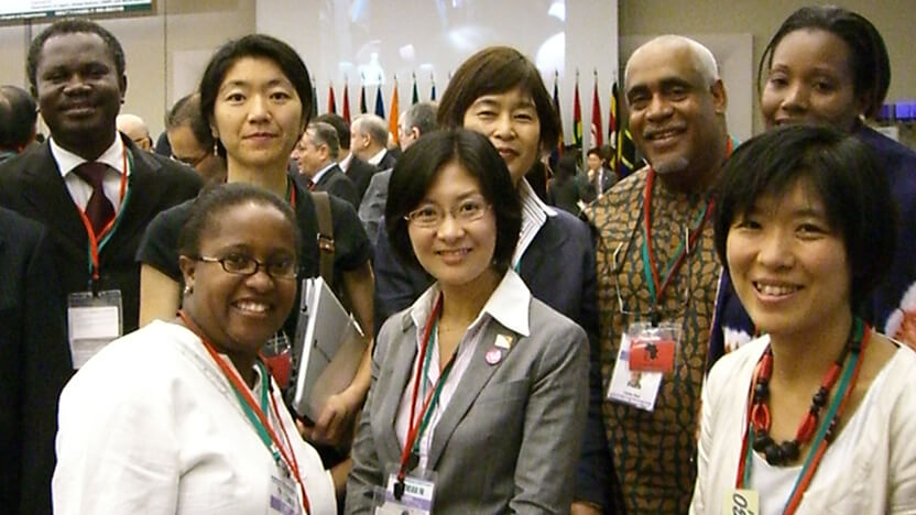 国際会議で集う多国籍の参加者たち。教育支援や子どもの権利保護に関するアドボカシー活動を推進するための交流の場。