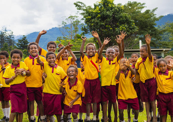 子ども支援活動の成果として、希望と笑顔に包まれた子どもたちが駆け寄る瞬間。