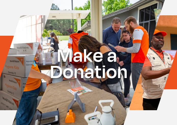 支援イベントで寄付の申し込みを行う人々。ワールド・ビジョンの活動を通じて世界の子どもたちを守る取り組み。