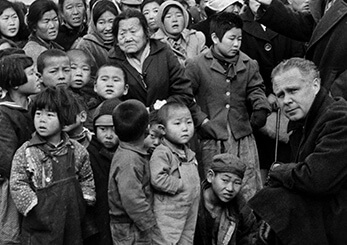 戦後の困難な時代に、支援を必要とする子どもたちと向き合うワールド・ビジョン創設者ボブ・ピアス。