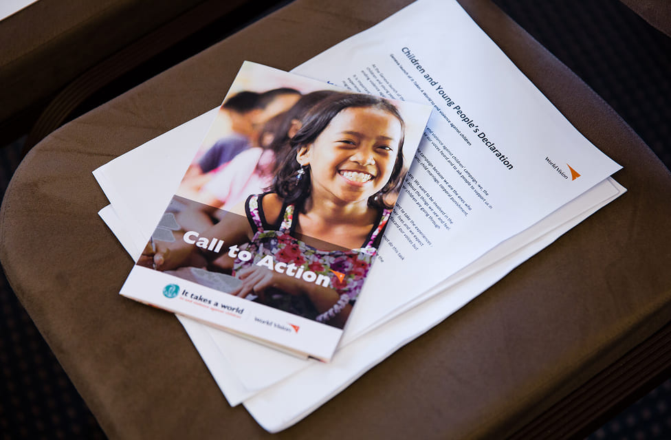 学校や職場にパンフレットを置く