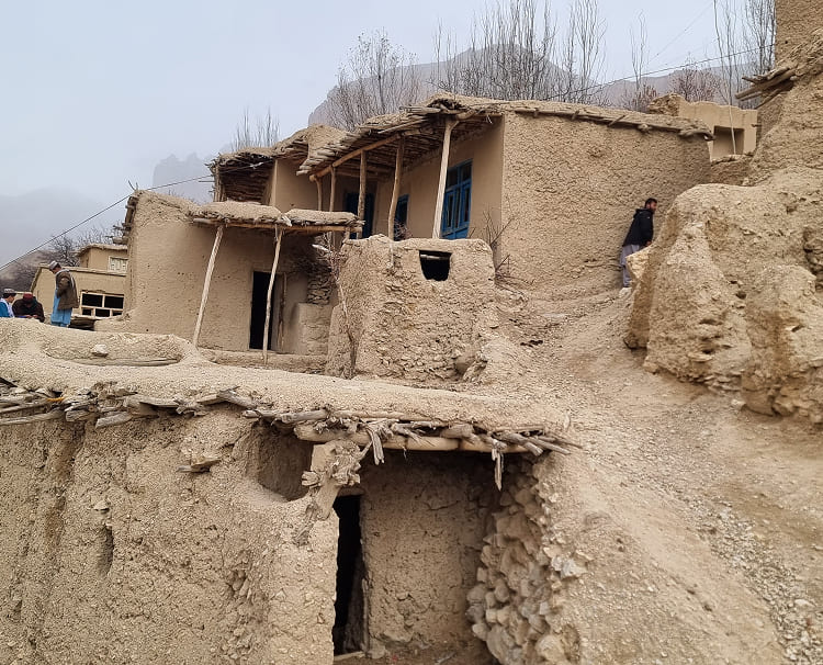 山岳地帯の乾燥した村にある伝統的な土造りの家。教育支援が届きにくい地域への支援の重要性を伝える風景。