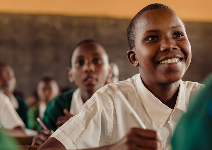 前向きな表情で授業に臨む子どもたち。教育支援により生まれる自信と意欲が感じられる教室風景。