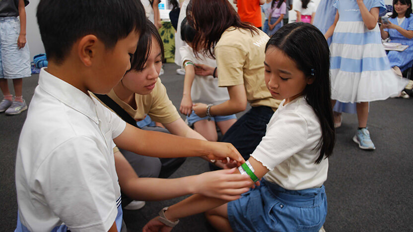 栄養状態を確認する「命のメジャー」を体験する参加者の皆さん