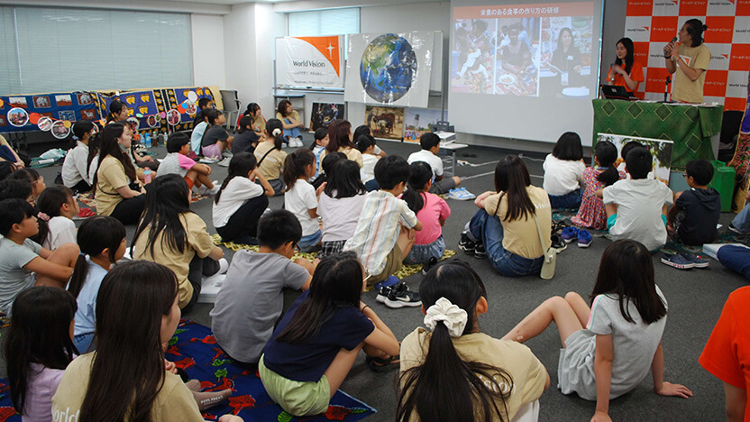 ルワンダの支援地を訪問した様子を紹介してくださったユースボランティアの中西さん